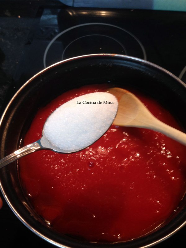 agregar-azúcar-al-tomate